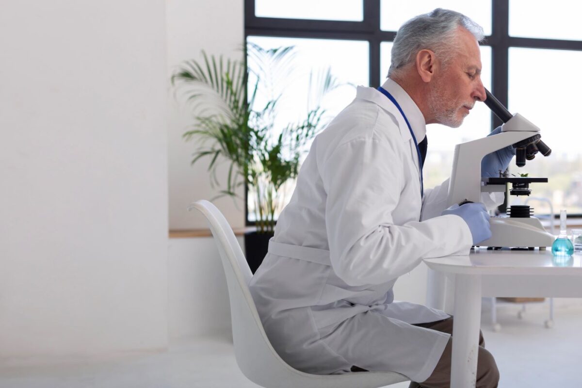 Câncer de próstata grau 7 tem cura? Para ter a resposta, médico analisa biópsia em microscópio