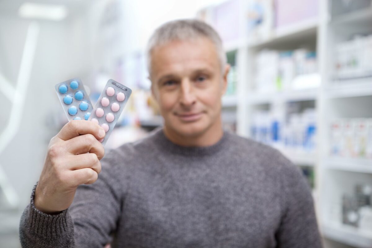 Homem grisalho mostra cartela de comprimidos que podem ser remédio para próstata aumentada