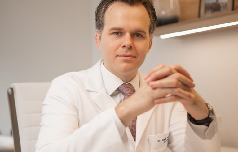 O Dr. José Vetorazzo é médico que faz exam de próstata