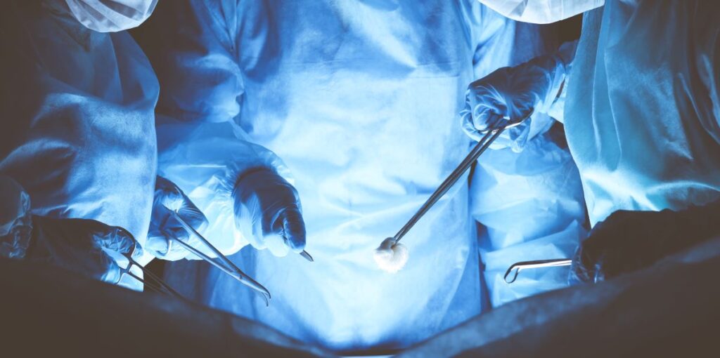 Médicos em cirurgia usam instrumentos para fazer a retirada da próstata