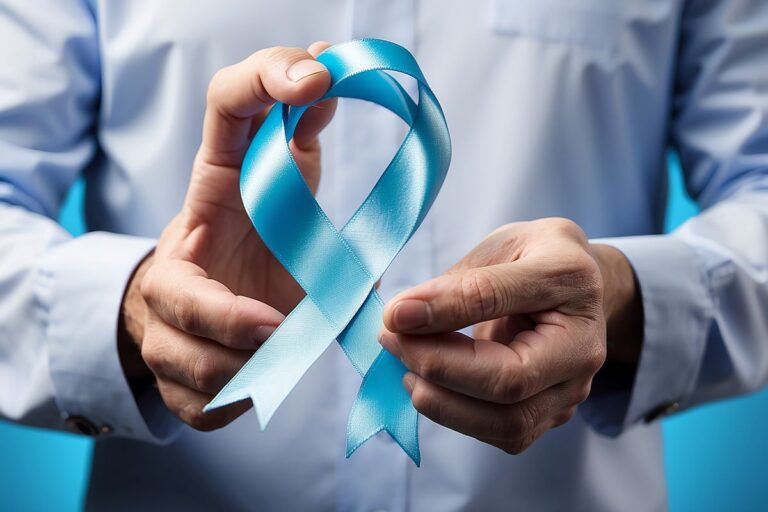 Câncer de próstata tem cura? Médico segura laço azul, que é símbolo do Novembro Azul