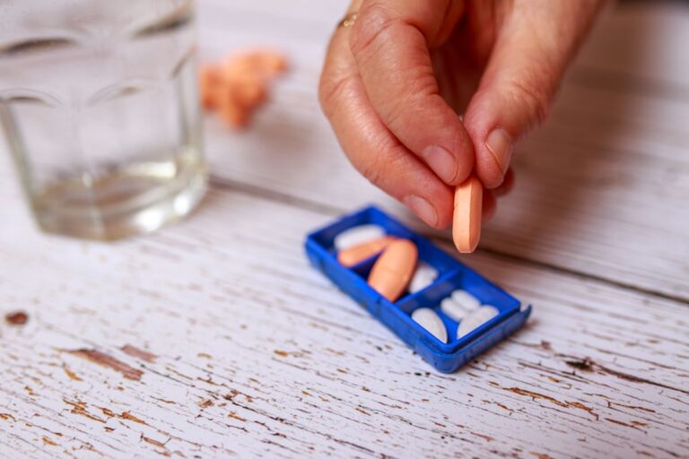 Mãsculina segura comprimido. Finasteridade para que serve? Tratamento de problemas urinários