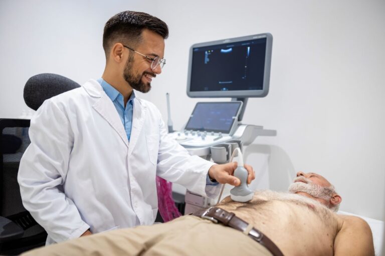 Médico faz ultrassom da próstata em paciente por via abdominal