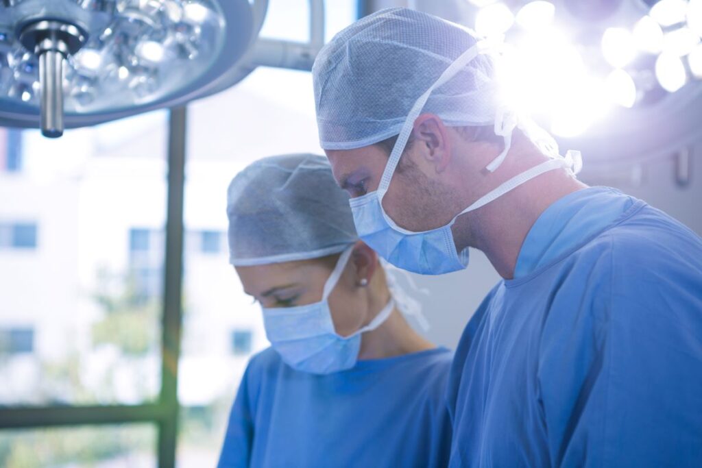 Médicos durante procedimento Rezum, preço do procedimento deve ser definido em consulta