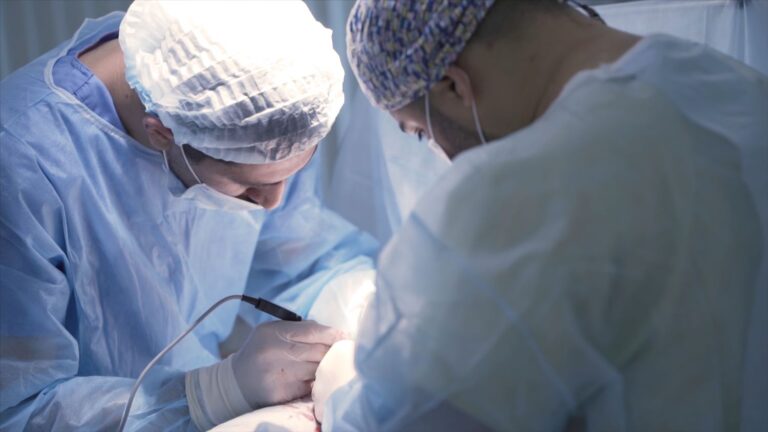 Médicos durante procedimento médico para a próstata. Rezum pelo SUS não está disponível