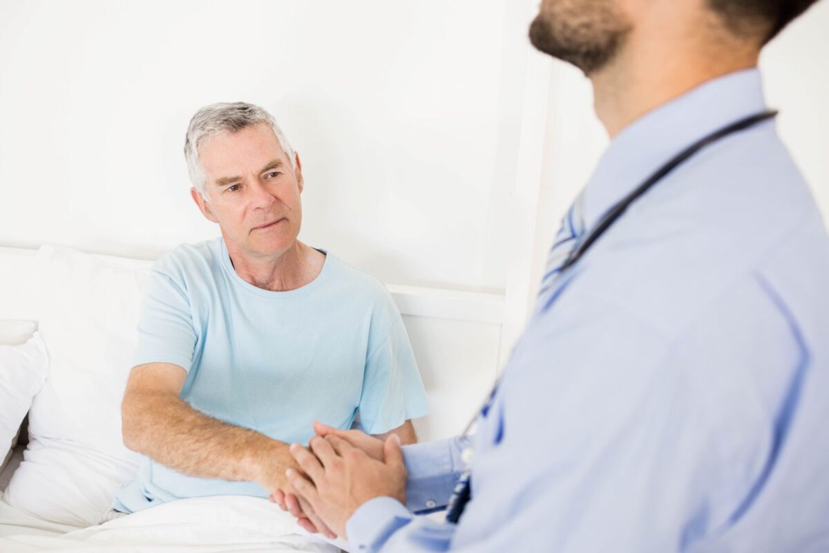 Paciente idoso e médico em ambiente hospitalar. Terapias focais e procedimentos minimamente invasivos surgem para inovar o tratamento do câncer de próstata