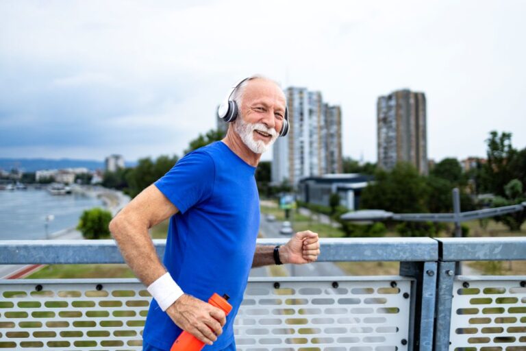 Homem idoso durante corrida usa a atividade física como uma das formas de buscar como diminuir o tamanho da próstata naturalmente