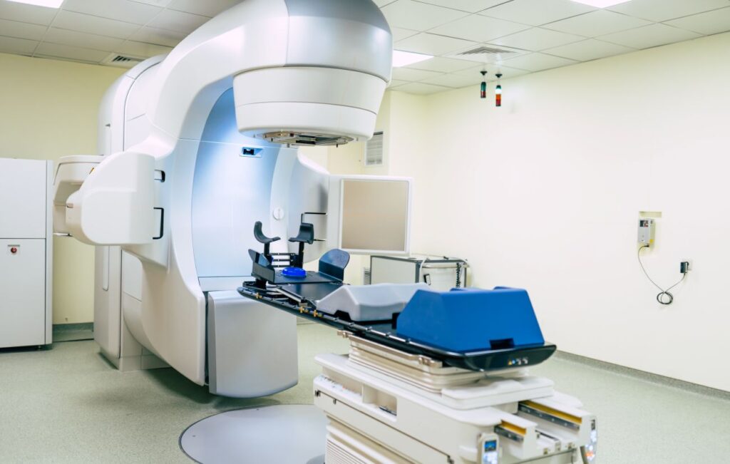 Aparelho de radioterapia externa utilizado no tratamento do câncer de próstata, com tecnologia IMRT e guiagem por imagem para maior precisão