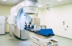 Aparelho de radioterapia externa utilizado no tratamento do câncer de próstata, com tecnologia IMRT e guiagem por imagem para maior precisão