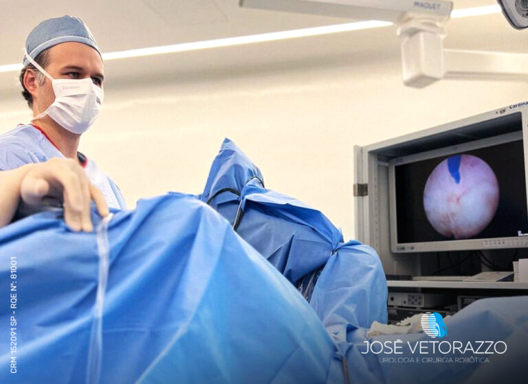 Dr. José Vetorazzo realizando procedimento HoLEP para tratamento de próstata aumentada com laser de hólmio.