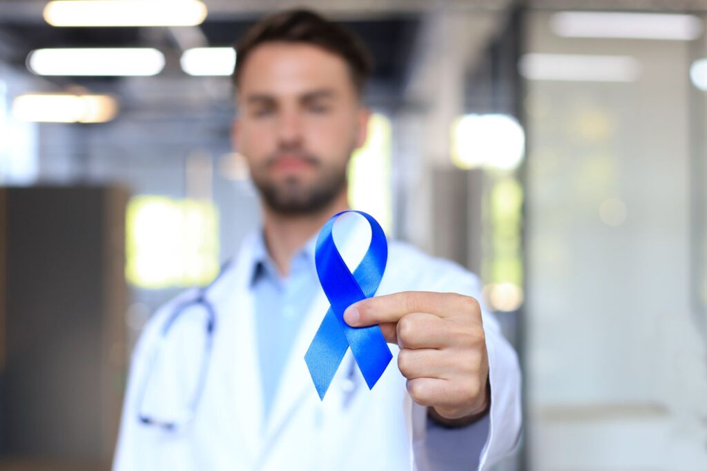 Homem consultando urologista sobre câncer de próstata, alerta para diagnóstico precoce e tratamento personalizado.