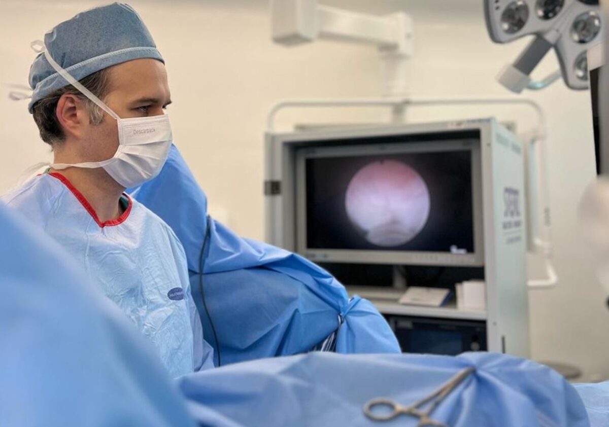 Dr. José Vetorazzo realizando procedimento de crioterapia no câncer de próstata em centro cirúrgico..