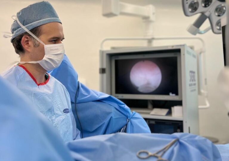 Dr. José Vetorazzo realizando procedimento de crioterapia no câncer de próstata em centro cirúrgico..