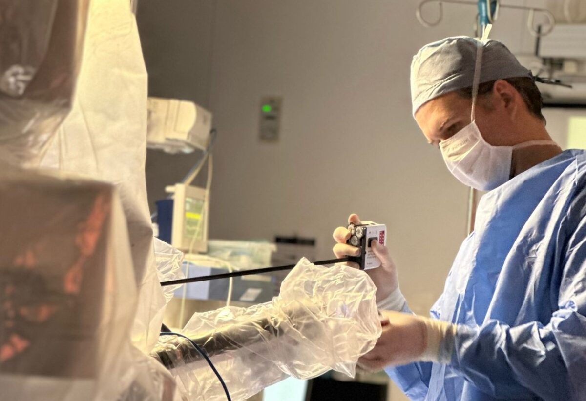 Dr. Vetorazzo em procedimento robótico, simbolizando precisão e segurança no tratamento e depoimentos de quem fez cirurgia de próstata.