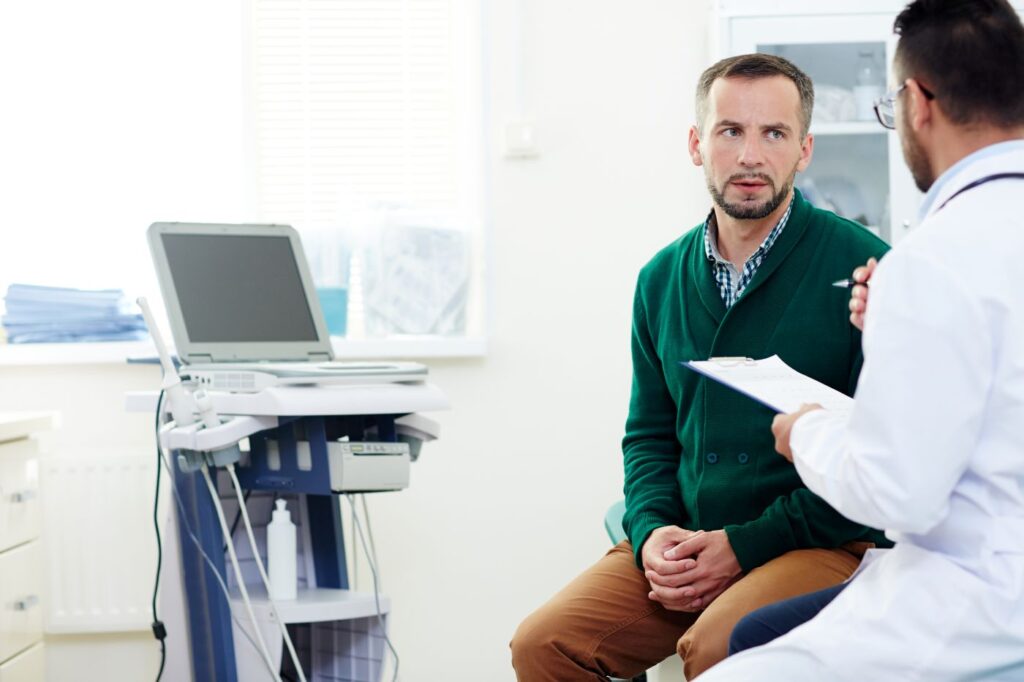 Urologista conversa com paciente sobre a falha do Urolift na próstata aumentada, mas explica novas possibilidades de tratamento
