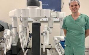 Dr. José Vetorazzo em frente a equipamento do sistema Da Vinci, que é especializado na cirurgia robótica operando no tratamento do câncer de próstata