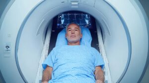 Paciente deitado em aparelho de ressonância magnética realizando ressonância da próstata em ambiente hospitalar para avaliação diagnóstica.