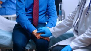 Médico conversando e oferecendo apoio a paciente durante consulta sobre câncer de próstata, ilustrando a dúvida: Gleason 6 tem cura?