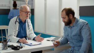 Médico conversa com paciente durante consulta urológica sobre avaliação e possíveis tratamentos para HoLEP para próstata grande.